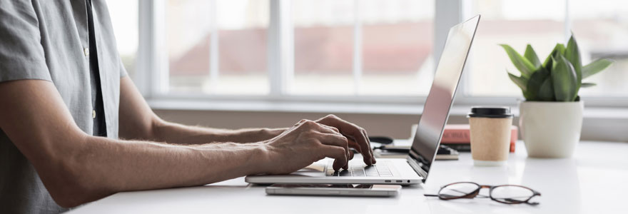 homme utilisant un ordinateur portable lors d-une formation Power BI