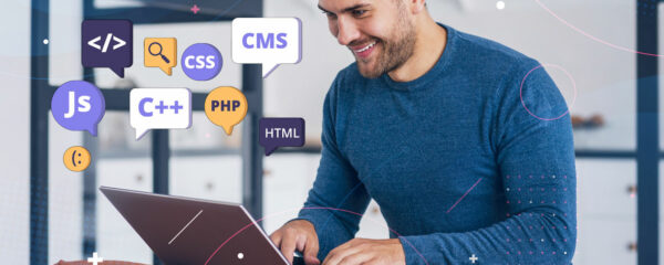 Homme souriant utilisant un ordinateur portable avec des icônes de programmation comme HTML et JavaScript flottant autour.