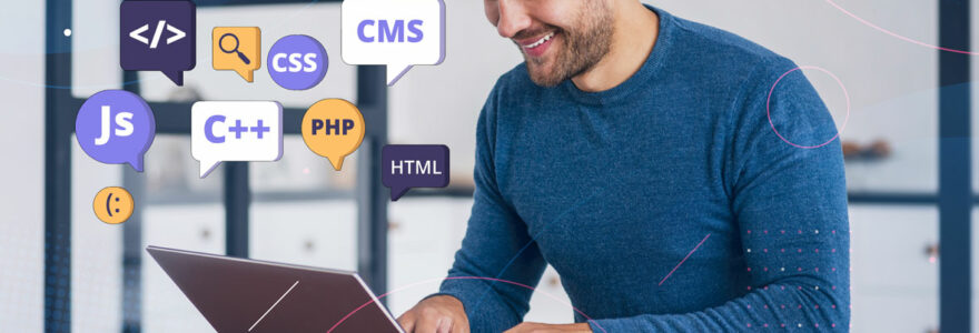 Homme souriant utilisant un ordinateur portable avec des icônes de programmation comme HTML et JavaScript flottant autour.