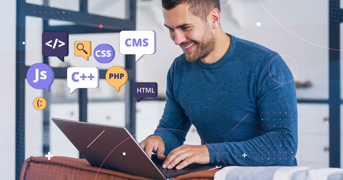 Homme souriant utilisant un ordinateur portable avec des icônes de programmation comme HTML et JavaScript flottant autour.