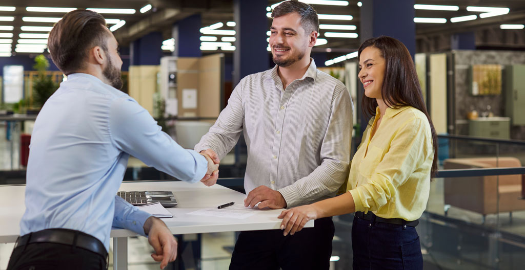 Jeune alternante en formation commerce conseillant une cliente dans un espace commercial moderne
