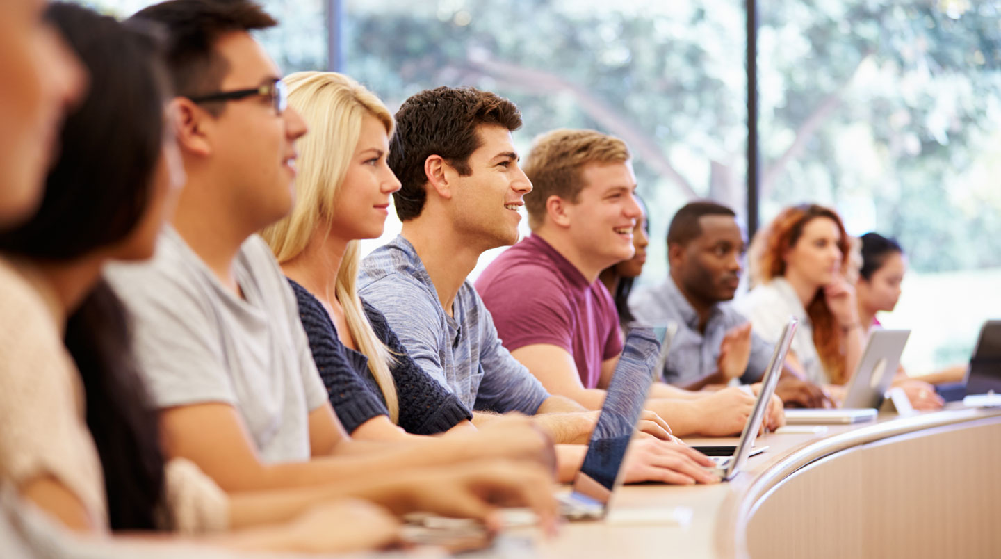 Conseillère d'orientation présentant un tableau des niveaux de diplômes accessibles en alternance à un candidat dans un bureau de CFA